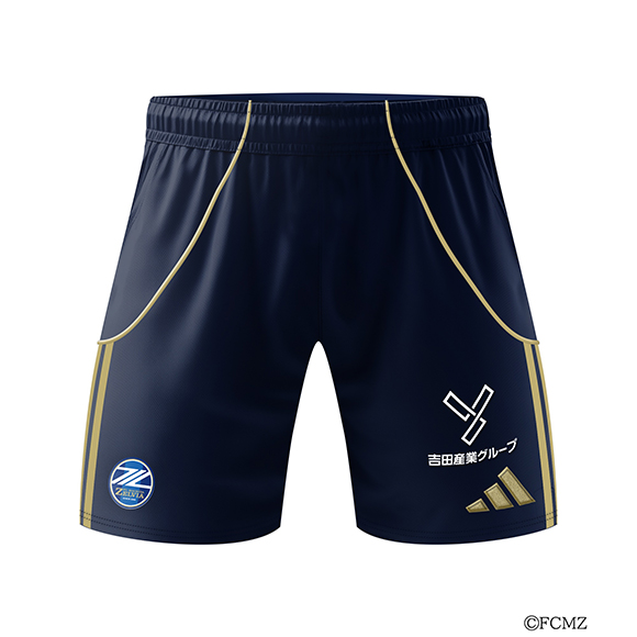 ブルーのユニフォームパンツに当社グループロゴ（白）を掲出