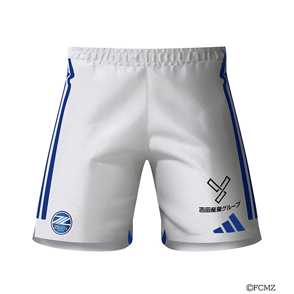 ホワイトのユニフォームパンツに当社グループロゴ（黒）を掲出